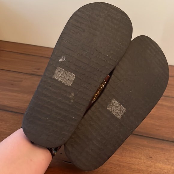 Yellow Box Flip Flops - Size 8 - Picture 5 of 6